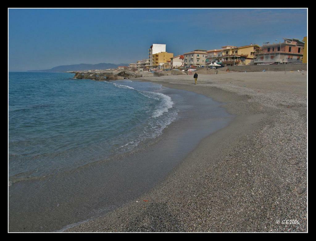 Relax Due Passi Dal Mare Apartment Spadafora Exterior photo